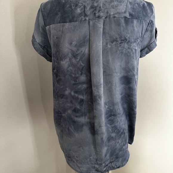 Women's Simply Vera Wang Shirred Neck Blouse. Blue Tie Dye. Button. Soft. Sz: S - Picture 2 of 15